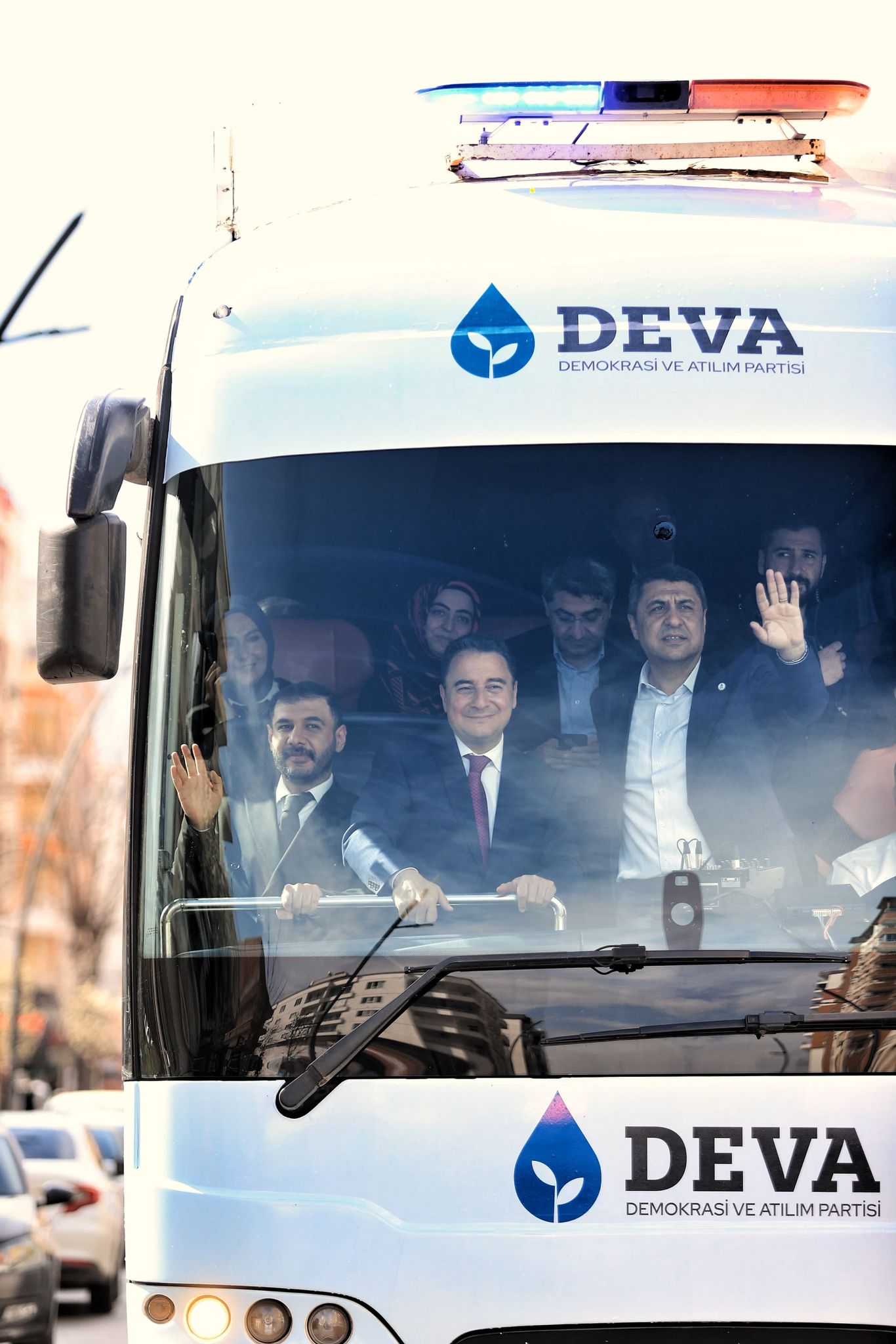 “Halkımızın sevgisi yollara taştı”