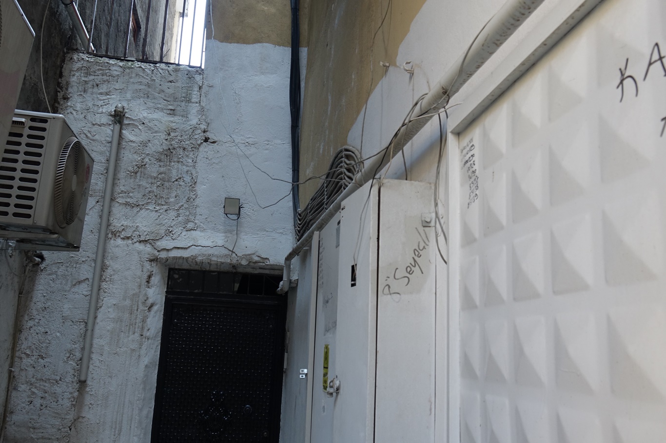 Hırsızlar, 6 evi elektriksiz bıraktı