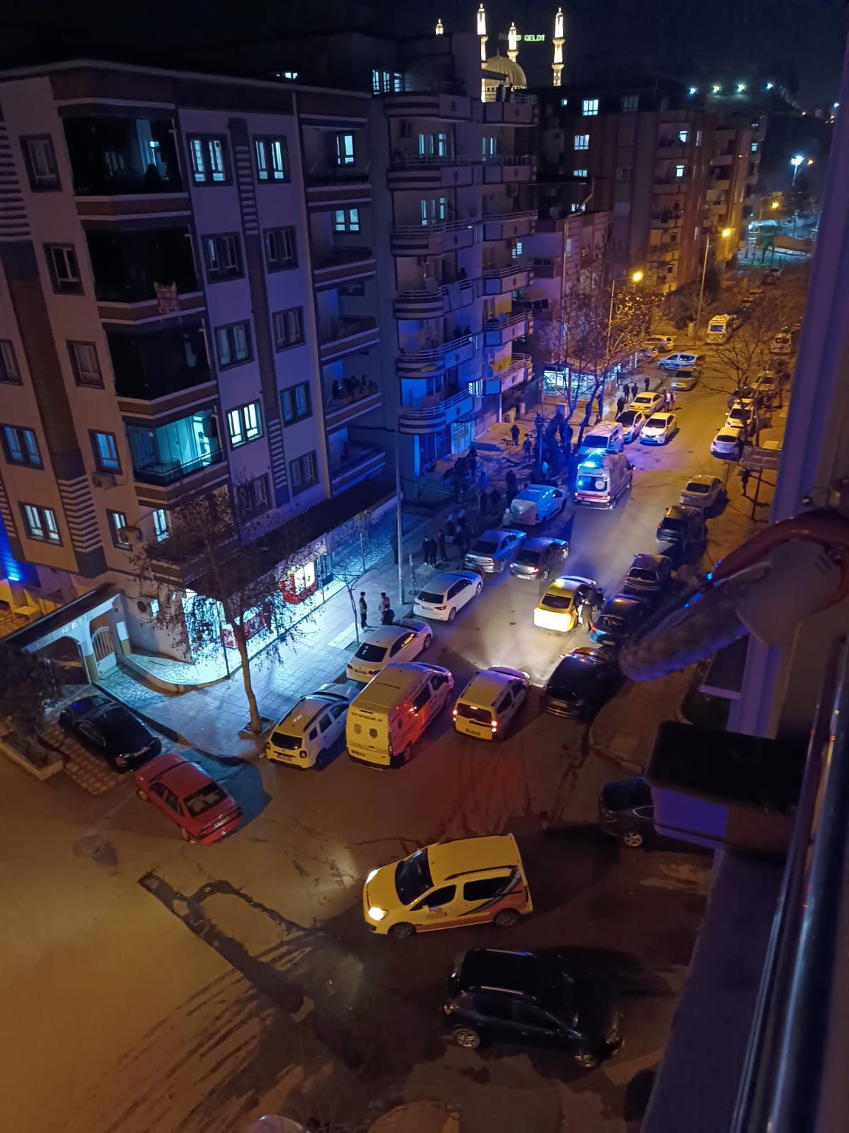 Gardiyan evinde intihar etti