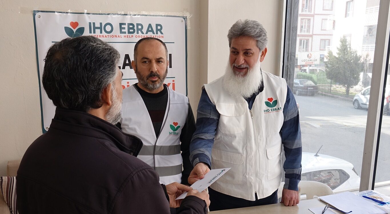 İhtiyaç sahiplerine alışveriş kartı dağıttılar