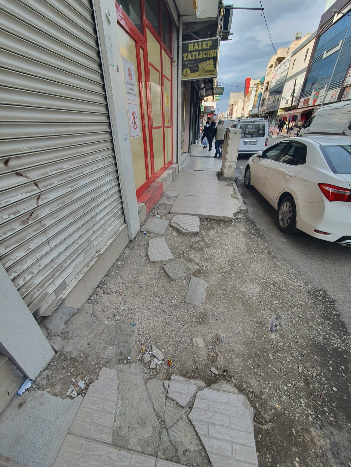 Kaldırımlar 3 yıldır bu halde bırakıldı!