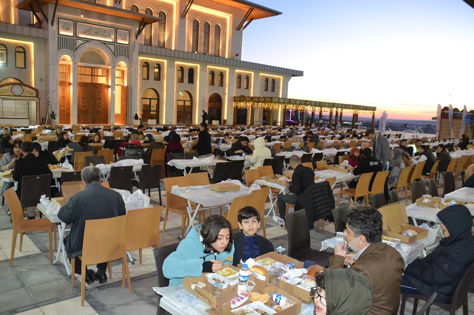 Külliyede 2 bin kişiye iftar yemeği