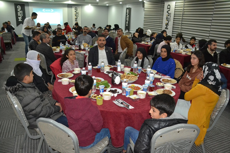 MÜSİAD, iftarda kimsesiz çocukları ağırladı