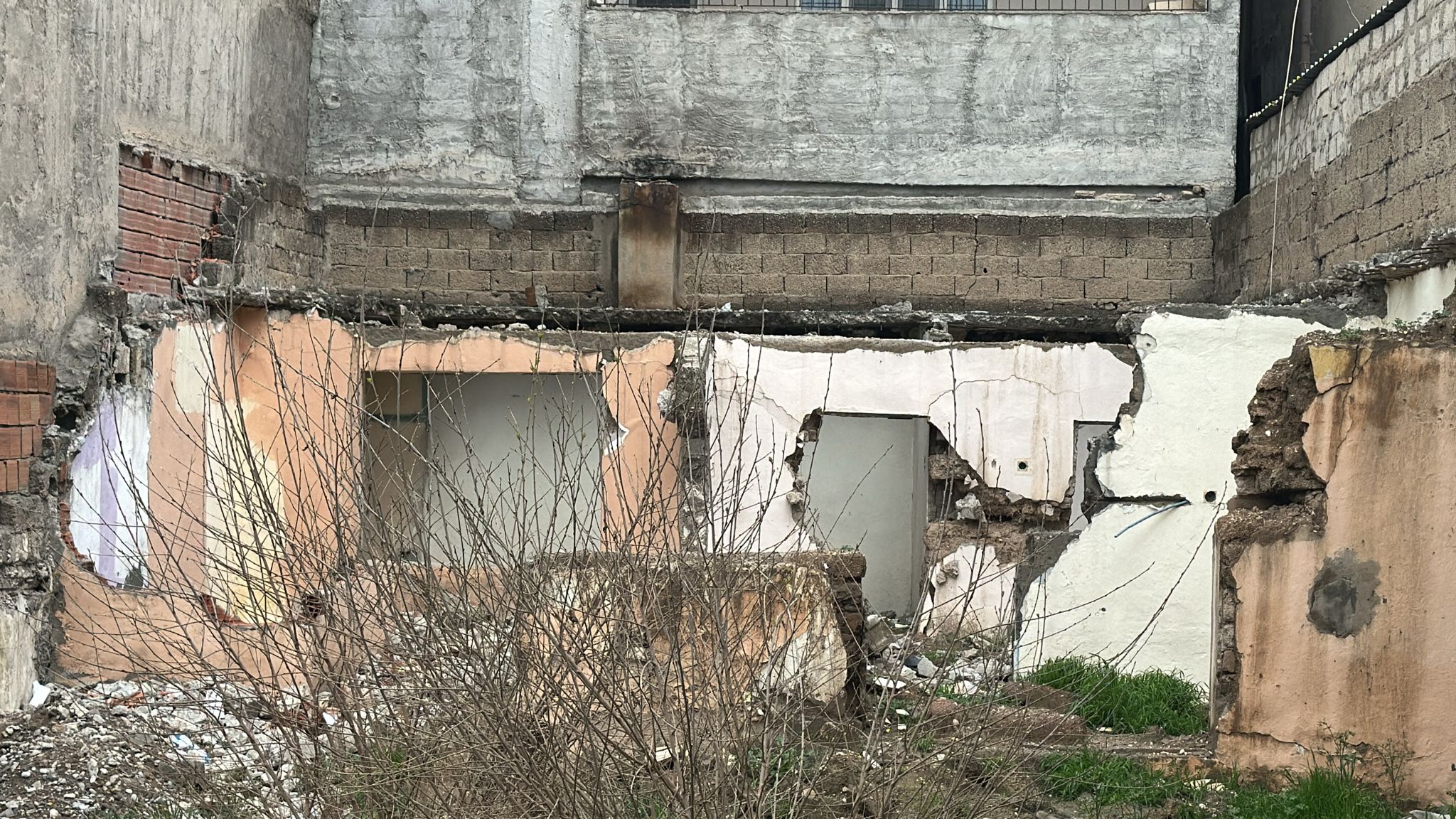 Metruk bina tehlike saçıyor