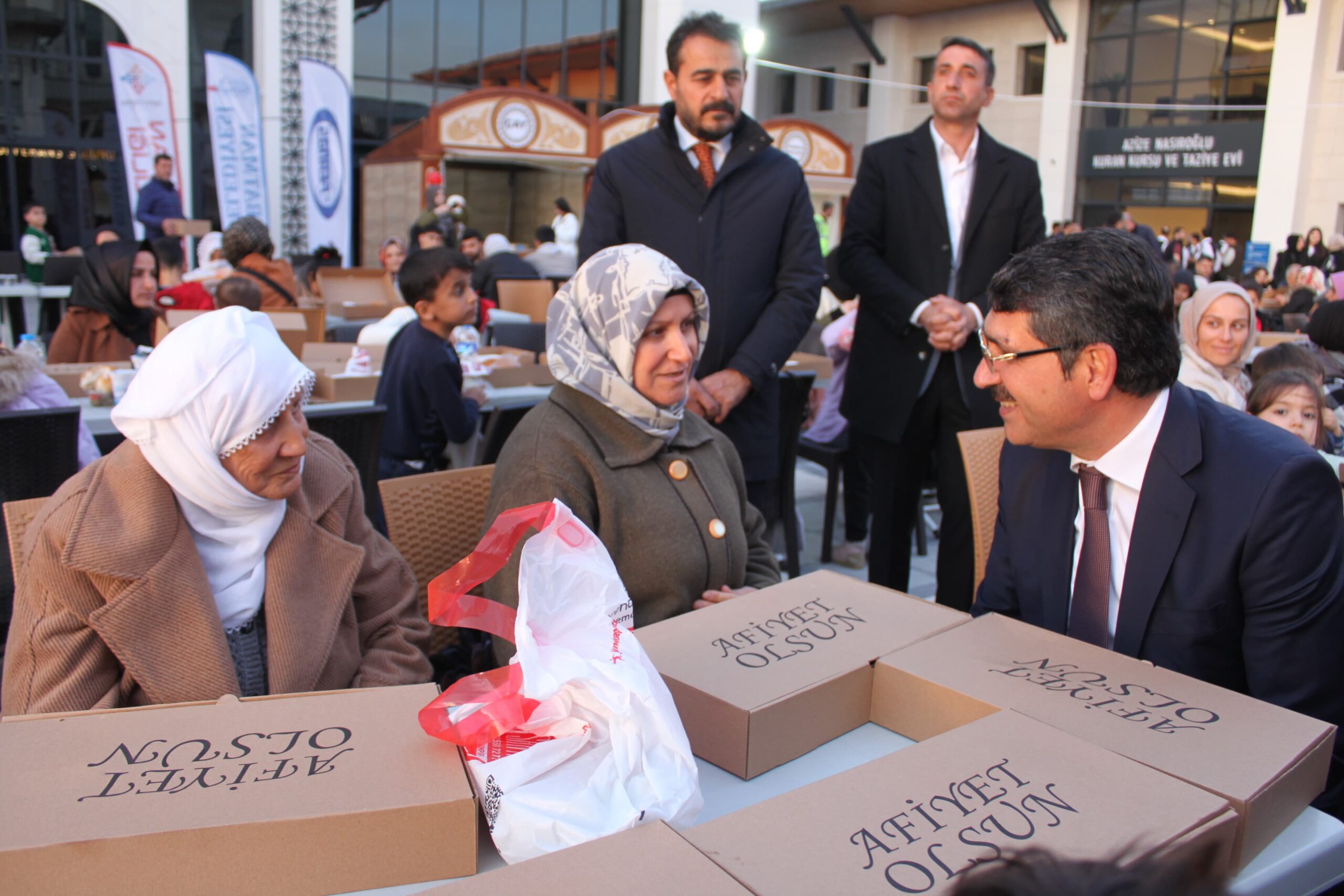 Nasıroğlu, vatandaşlarla iftarını açtı