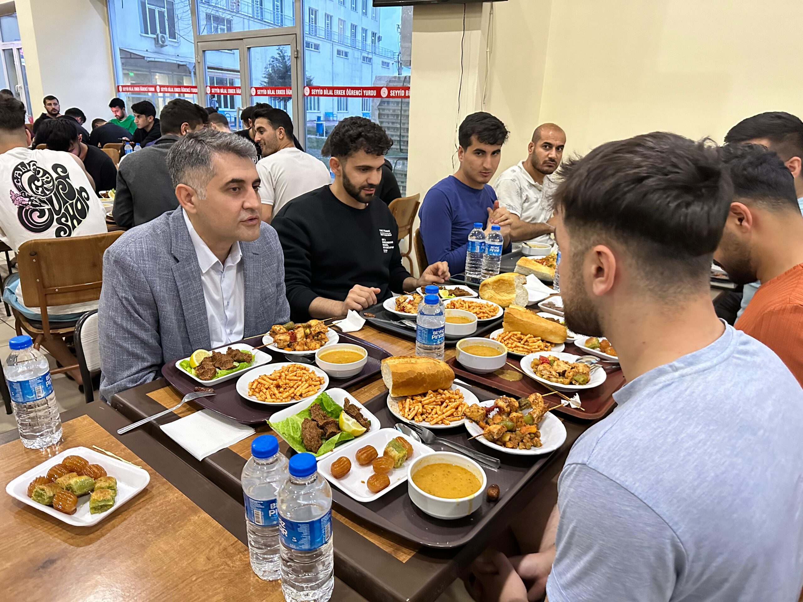 Öğrencilerle iftarını açtı