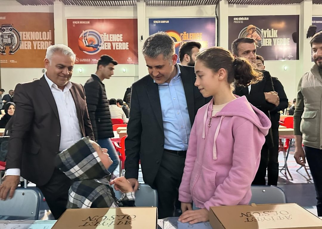 “Okuyan gençlere burs vereceğiz”