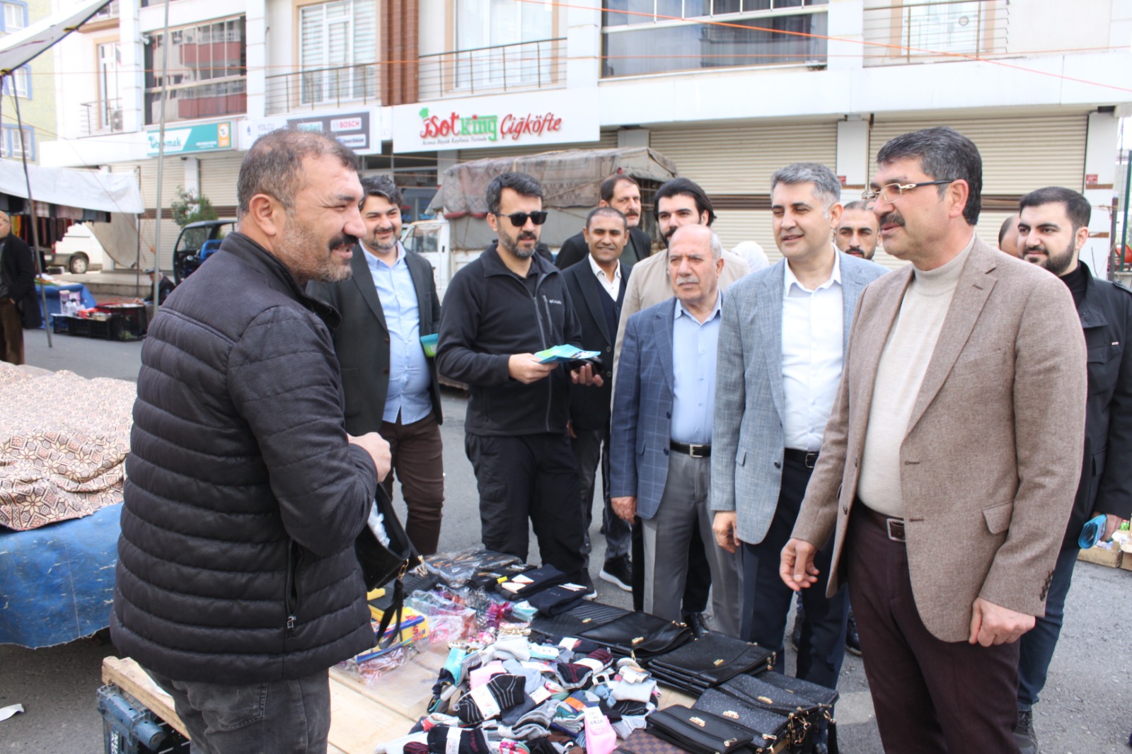 Pazar esnafını ziyaret ettiler