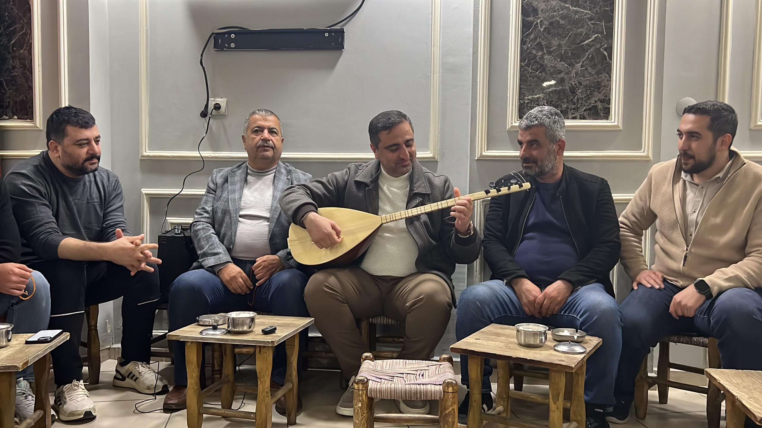 Ramanlı, sazı eline aldı!