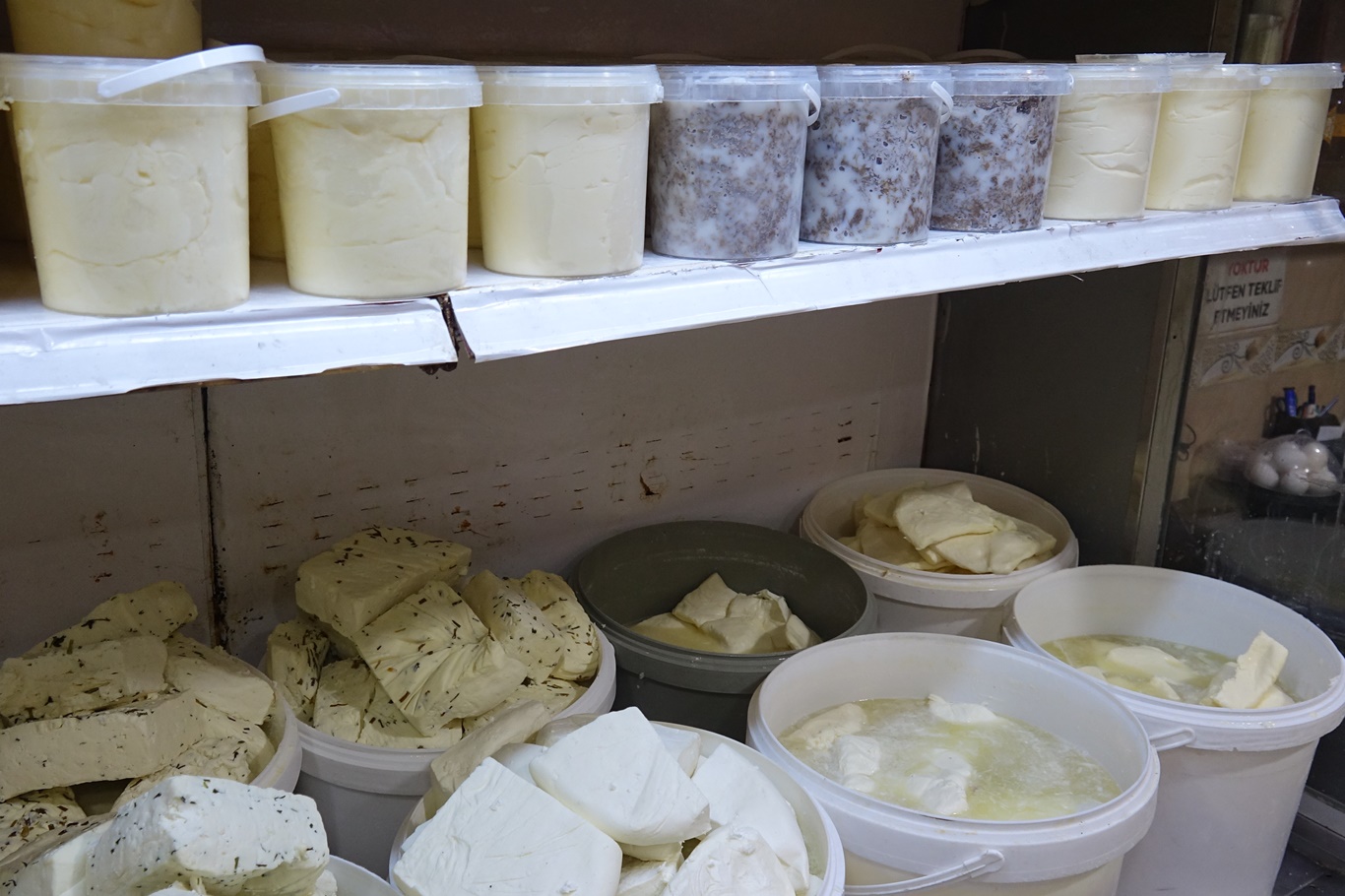 Sahurluk ürünler tezgahlardaki yerini aldı