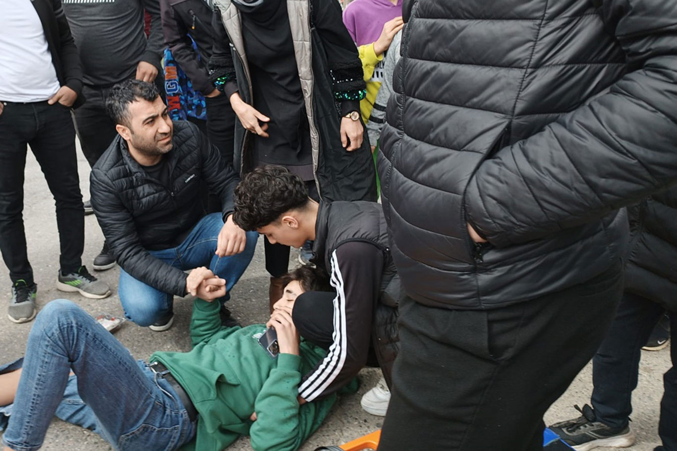 Seyir halindeki otomobile çarptı