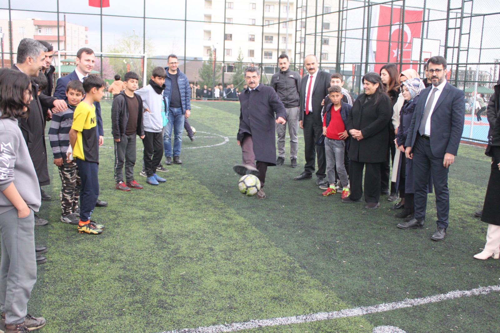 “Taş atan değil, gülümseyen çocuklar istiyoruz”