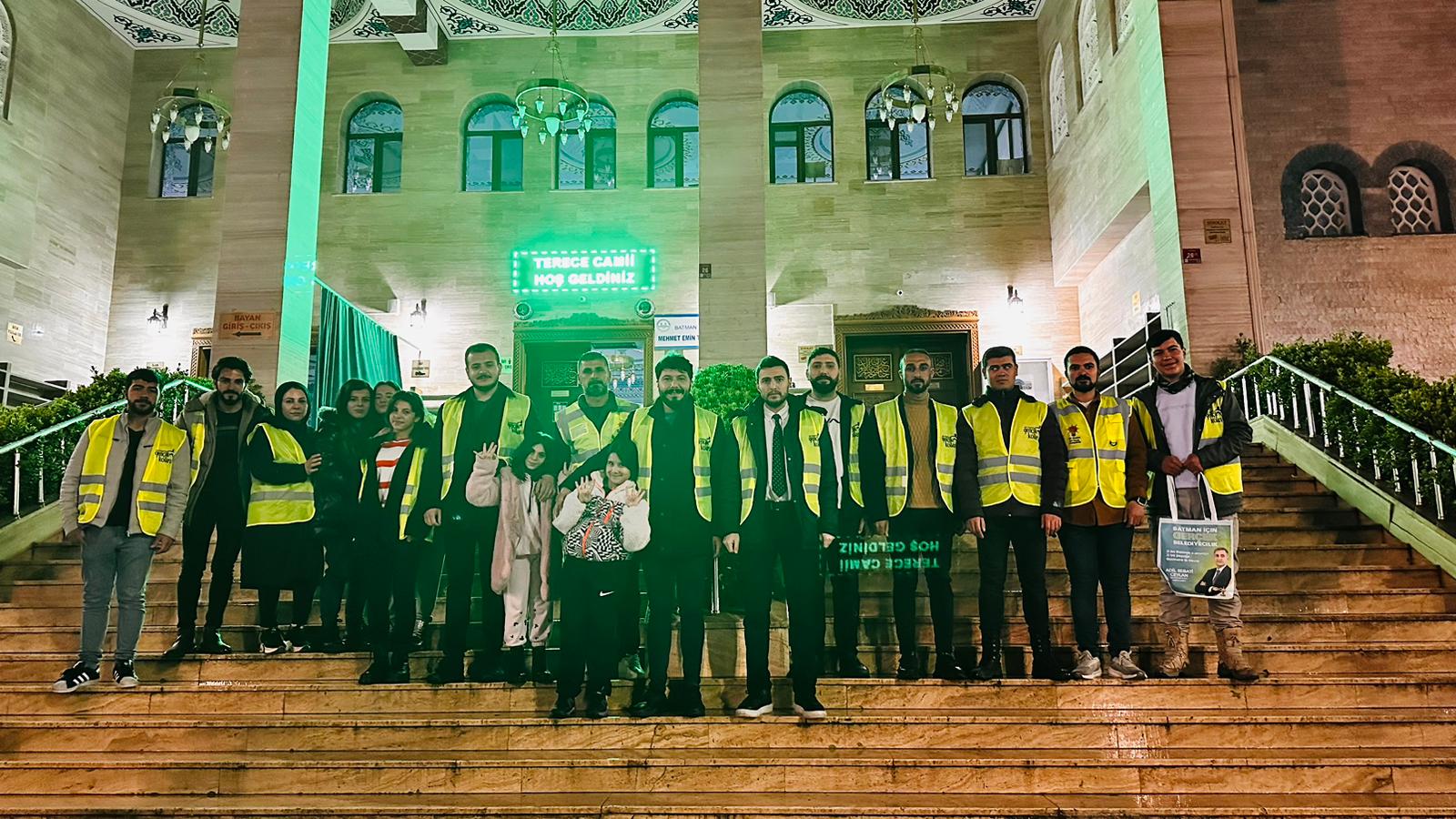 Teravih namazı sonrası ikramda bulundular