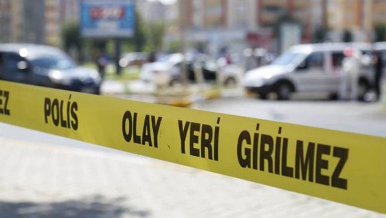 Yol kenarında başından vuruldu