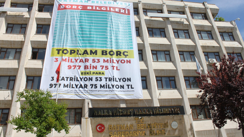 Belediyenin borçları afişe edildi