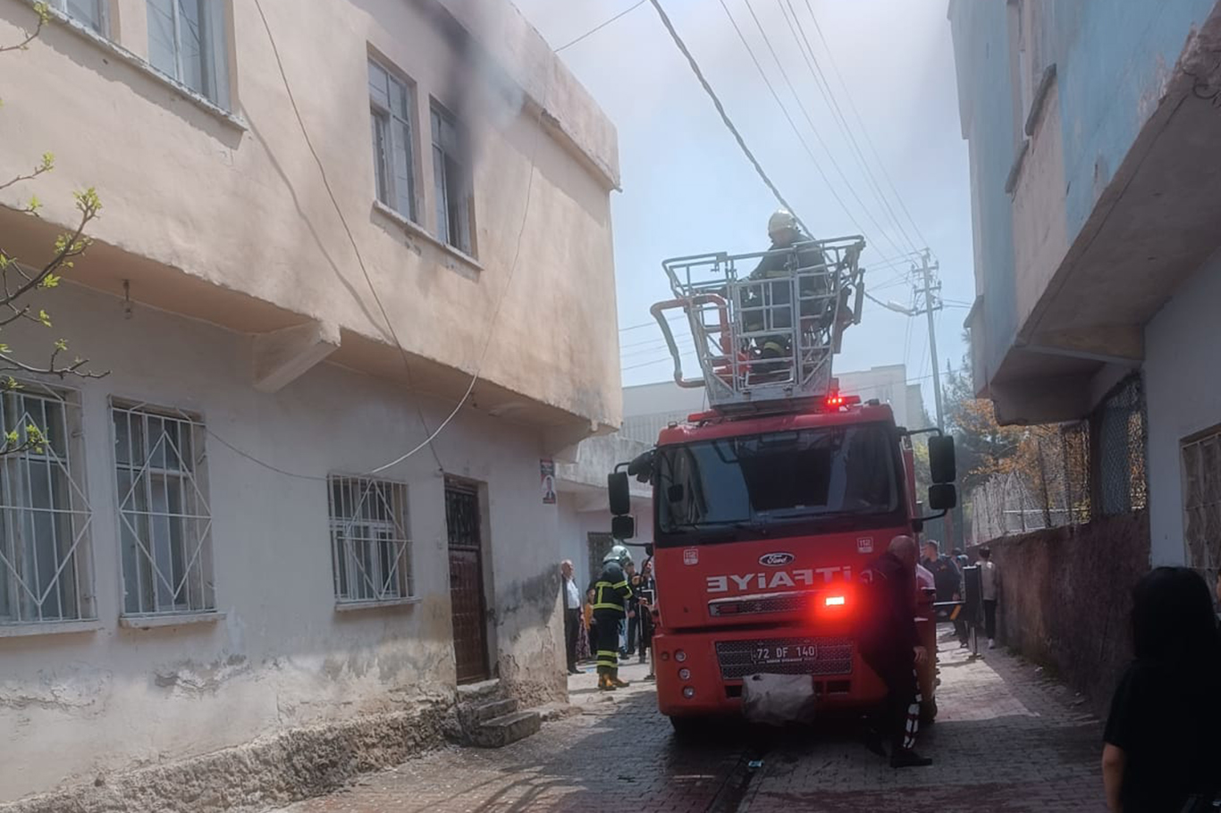 Çocukların attığı torpil evi yaktı