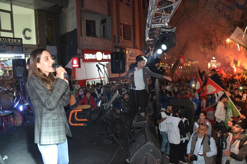 DEM’lilerden coşkulu seçim kutlaması