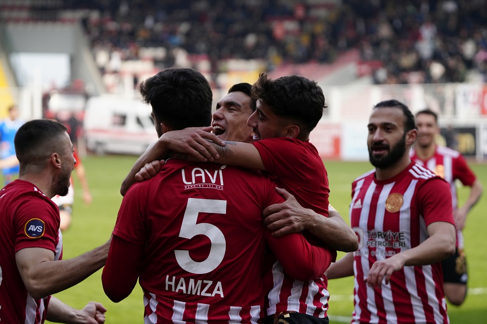 ŞAMPİYONLUK SON HAFTAYA KALDI: 4-0