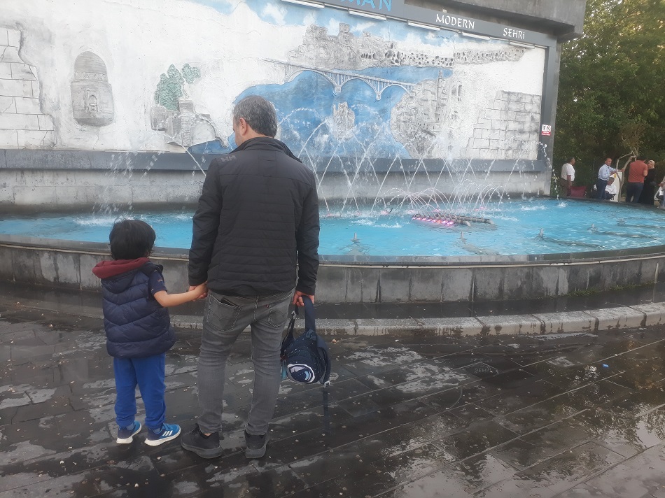 Dakikalarca su dansını izlediler