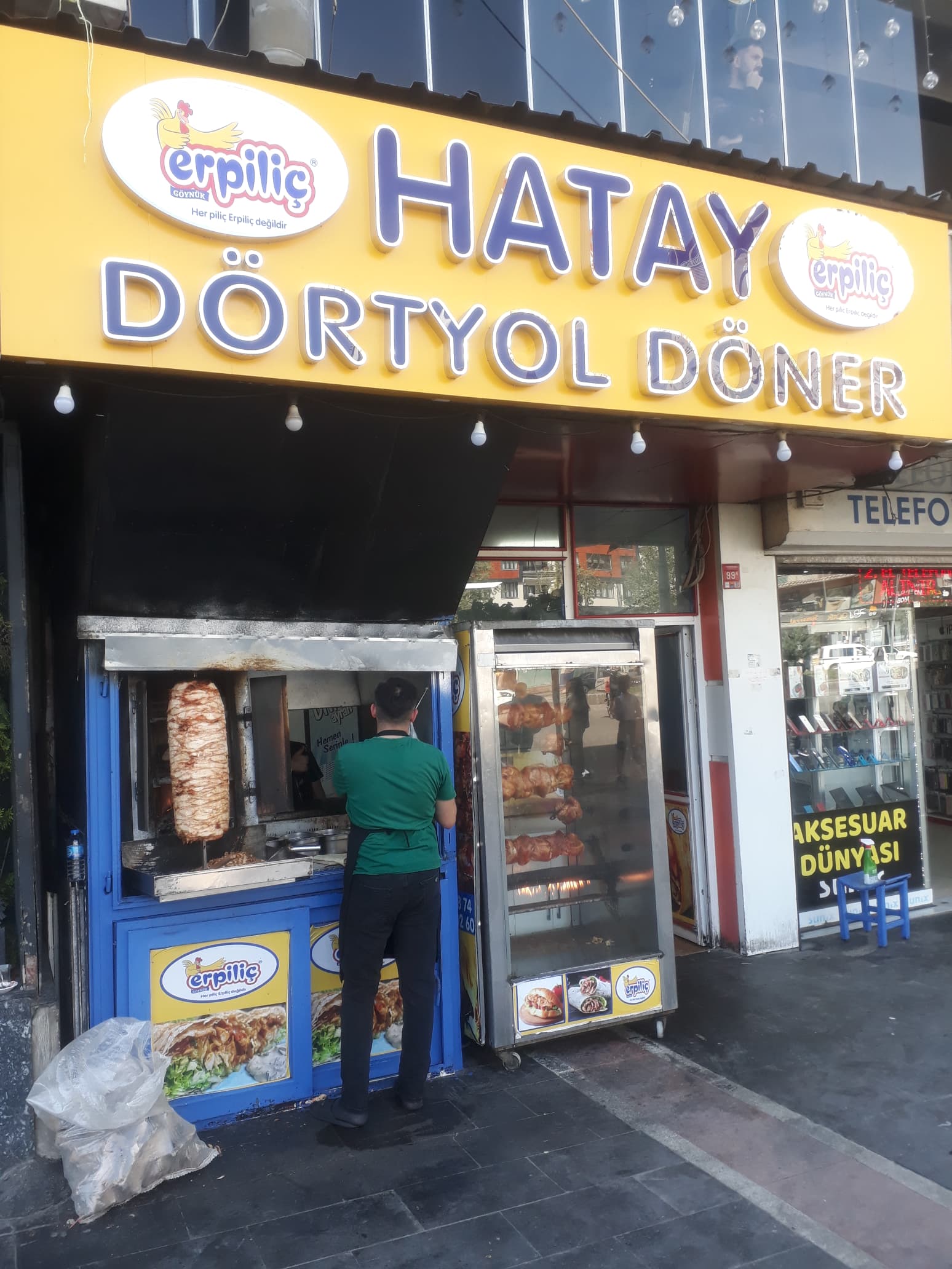 Dönerciden öğrencilere jest