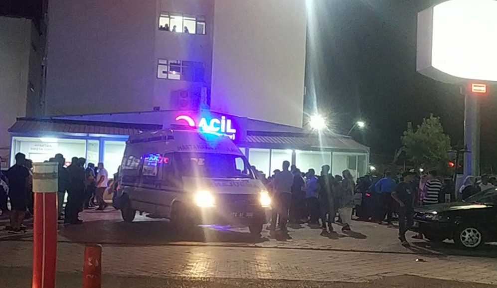 Hastane önünde taşlı, sopalı kavga