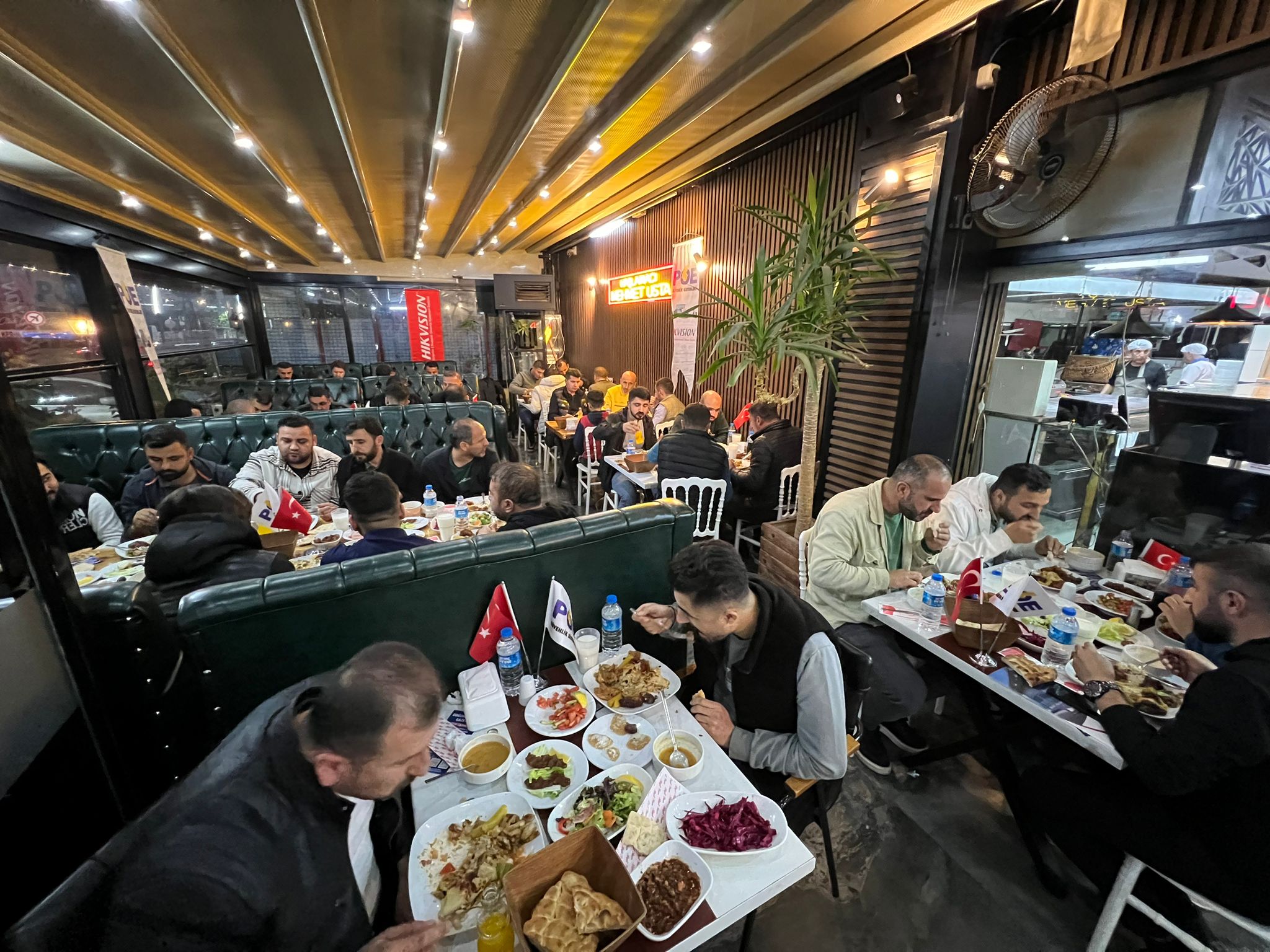 POE, bayileriyle iftarda buluştu