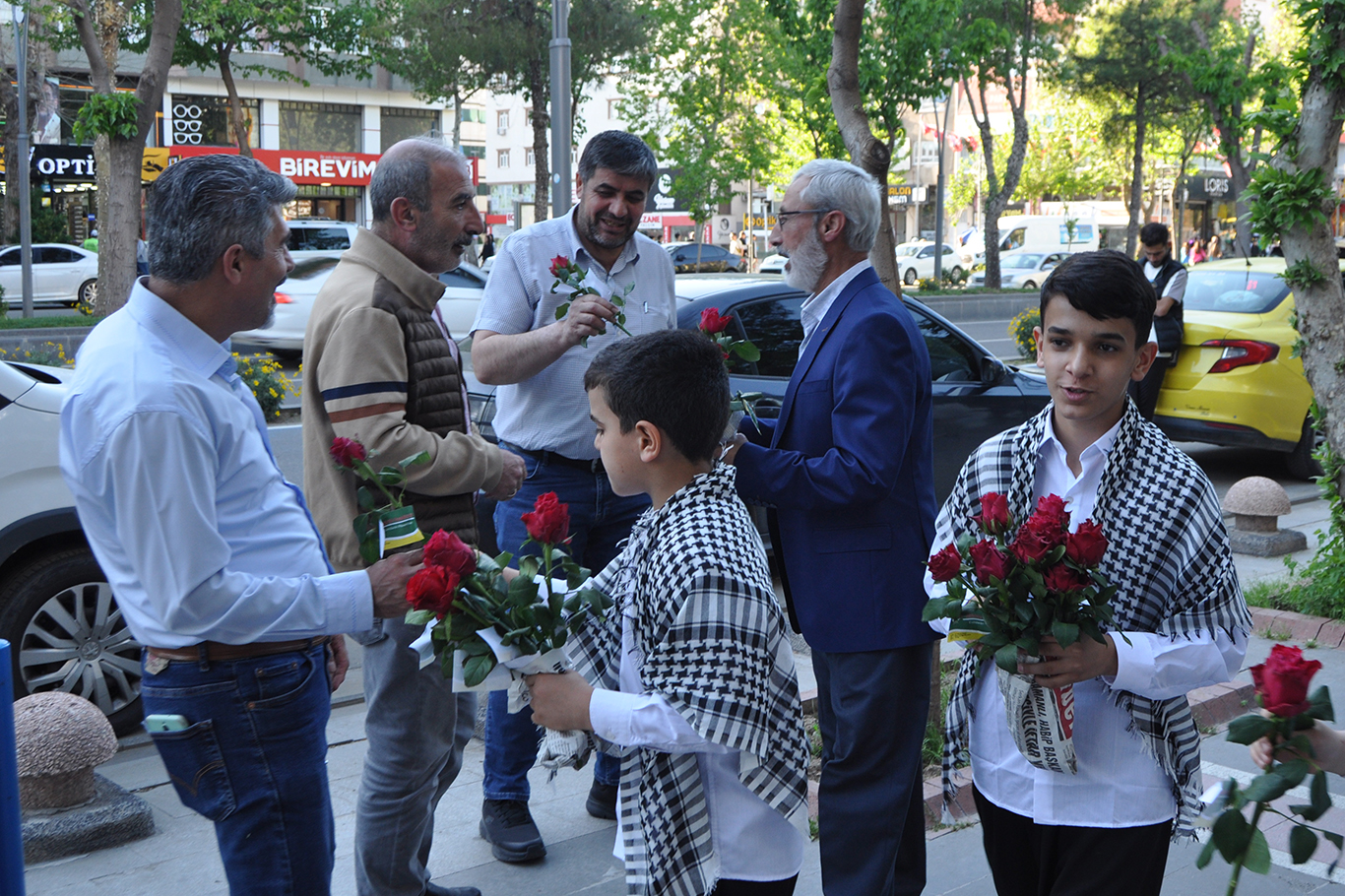 Mevlid etkinliği için halka gül dağıttılar