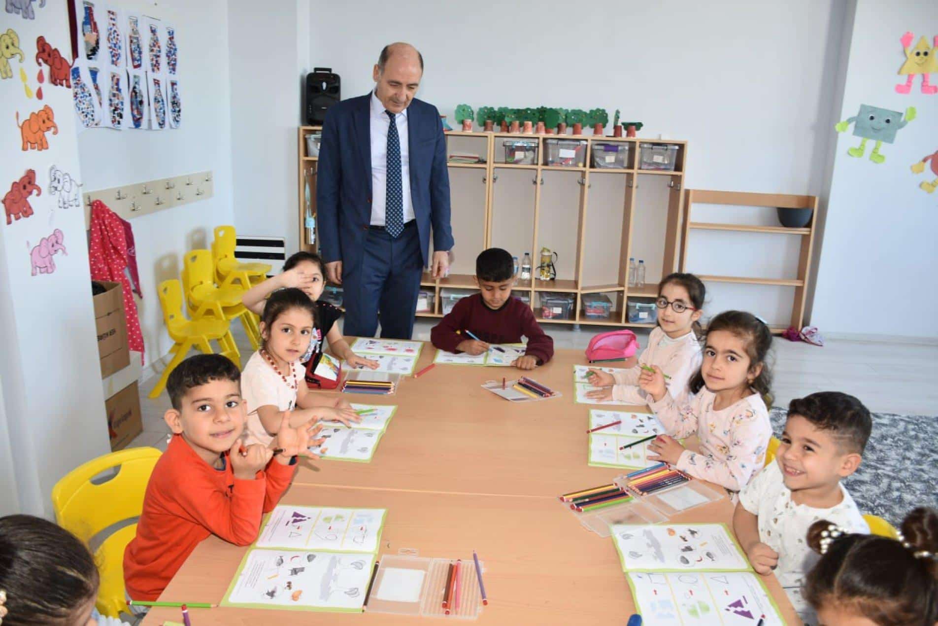 Müdür Kurtaran, okul ziyaretlerinde