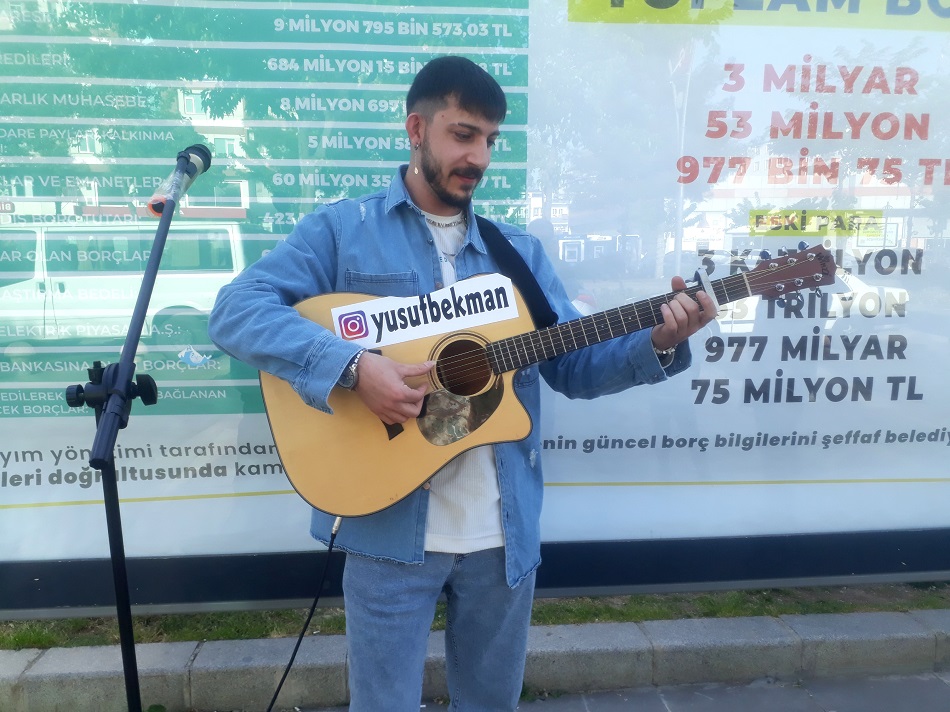 Müziğiyle sokaklara renk katıyor