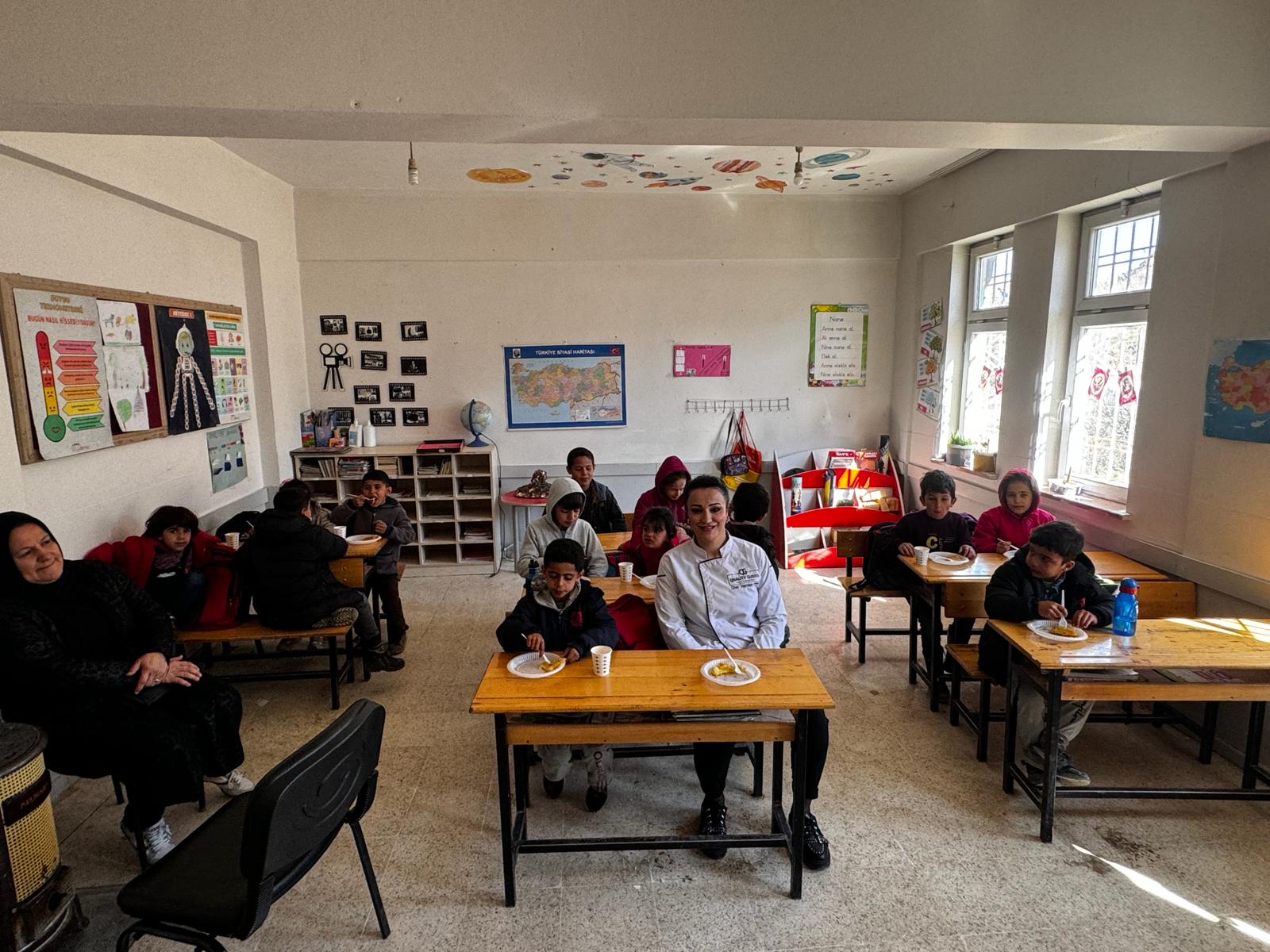 Öğrencilerle okulda künefe pişirdi