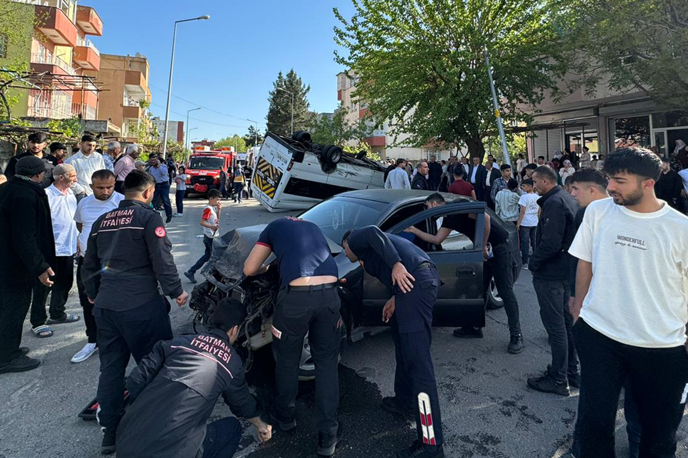 Otomobil ile minibüs çarpıştı