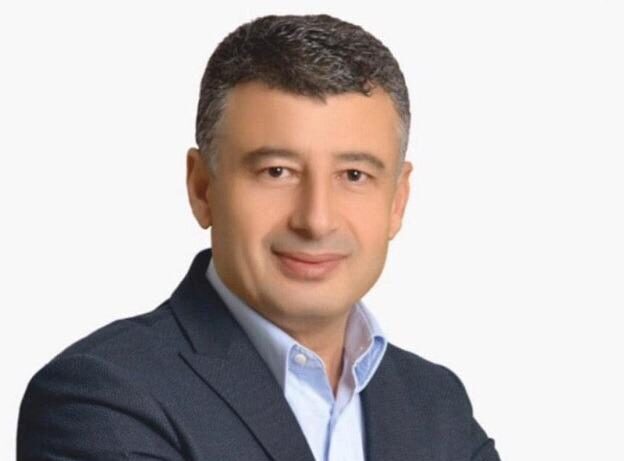 Rakiplerini fark attı