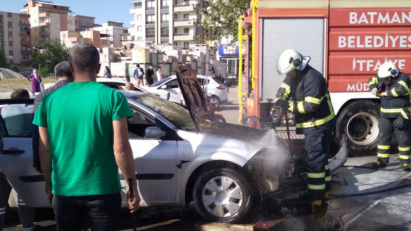 Seyir halindeki otomobil alev aldı