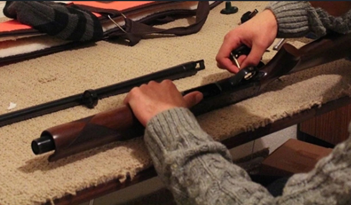 Tüfeğini temizlerken gözünden vuruldu