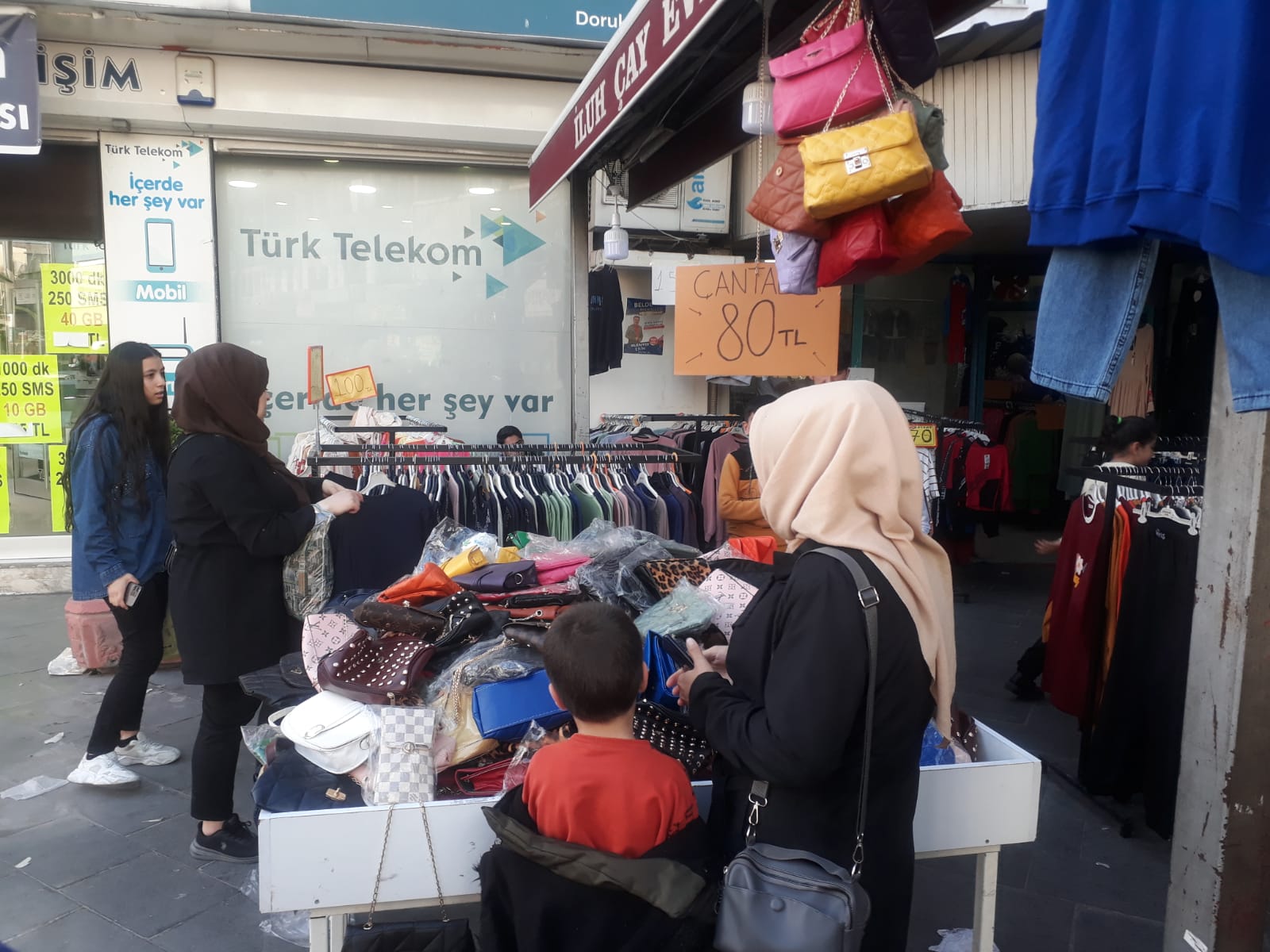 Ucuz çantaları kapıştılar