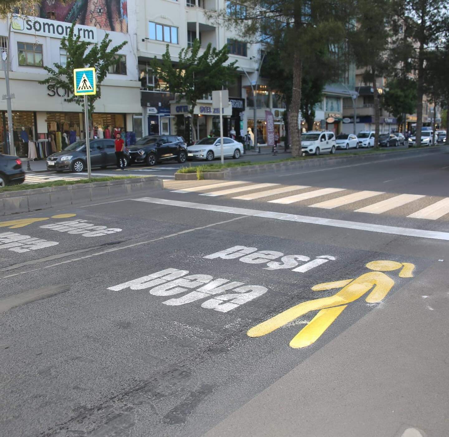 Yaya geçitlerinde çift dilli uyarı