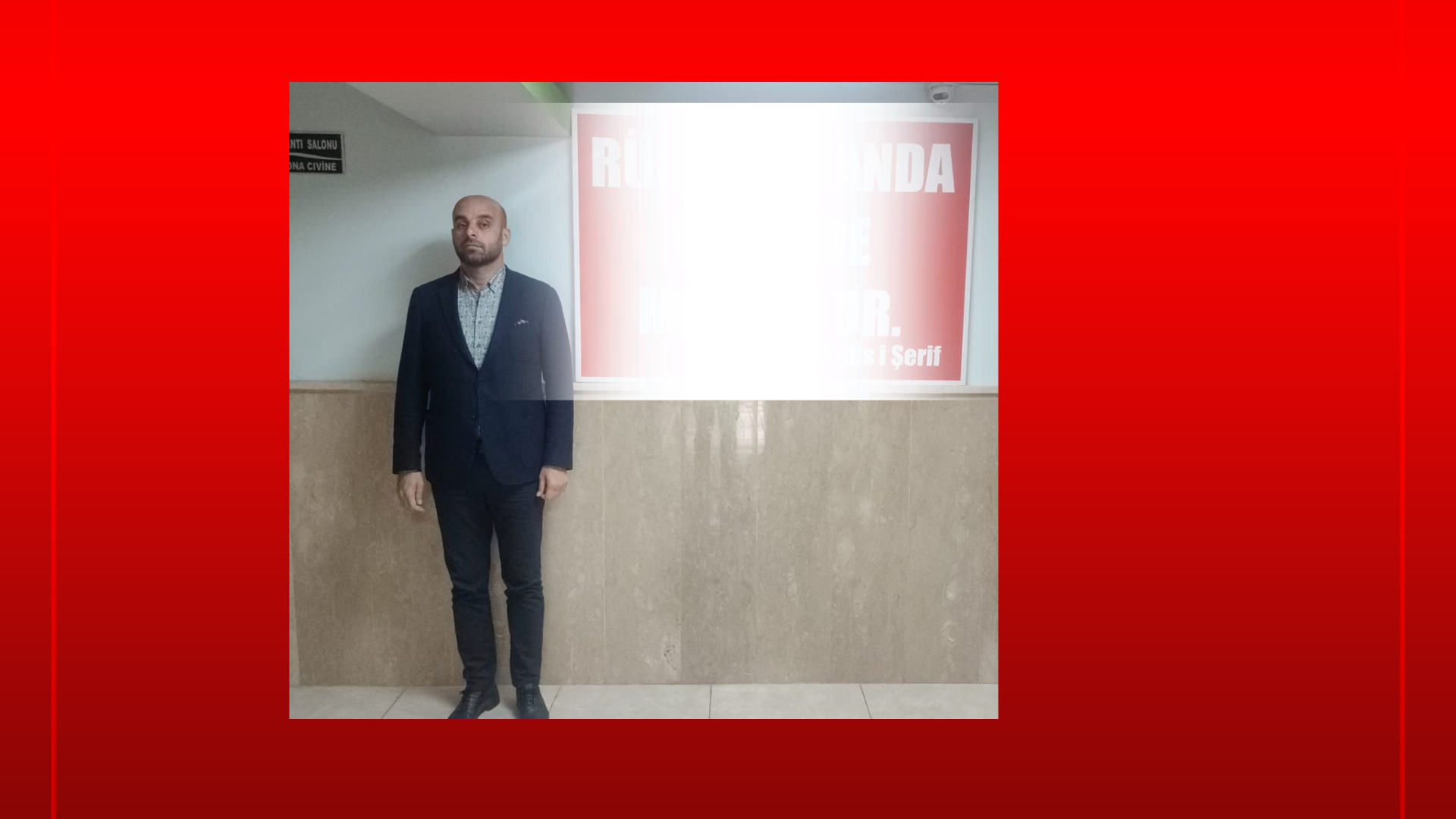 Belediye kapısına o sözleri astırdı