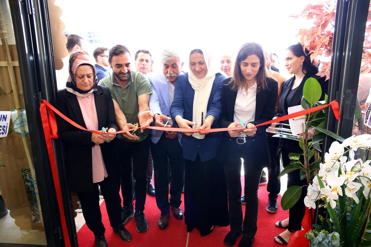 Açılış kurdelesini Sönük kesti