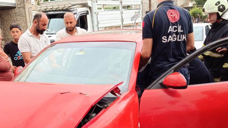 Araçta sıkışan sürücü kurtarıldı