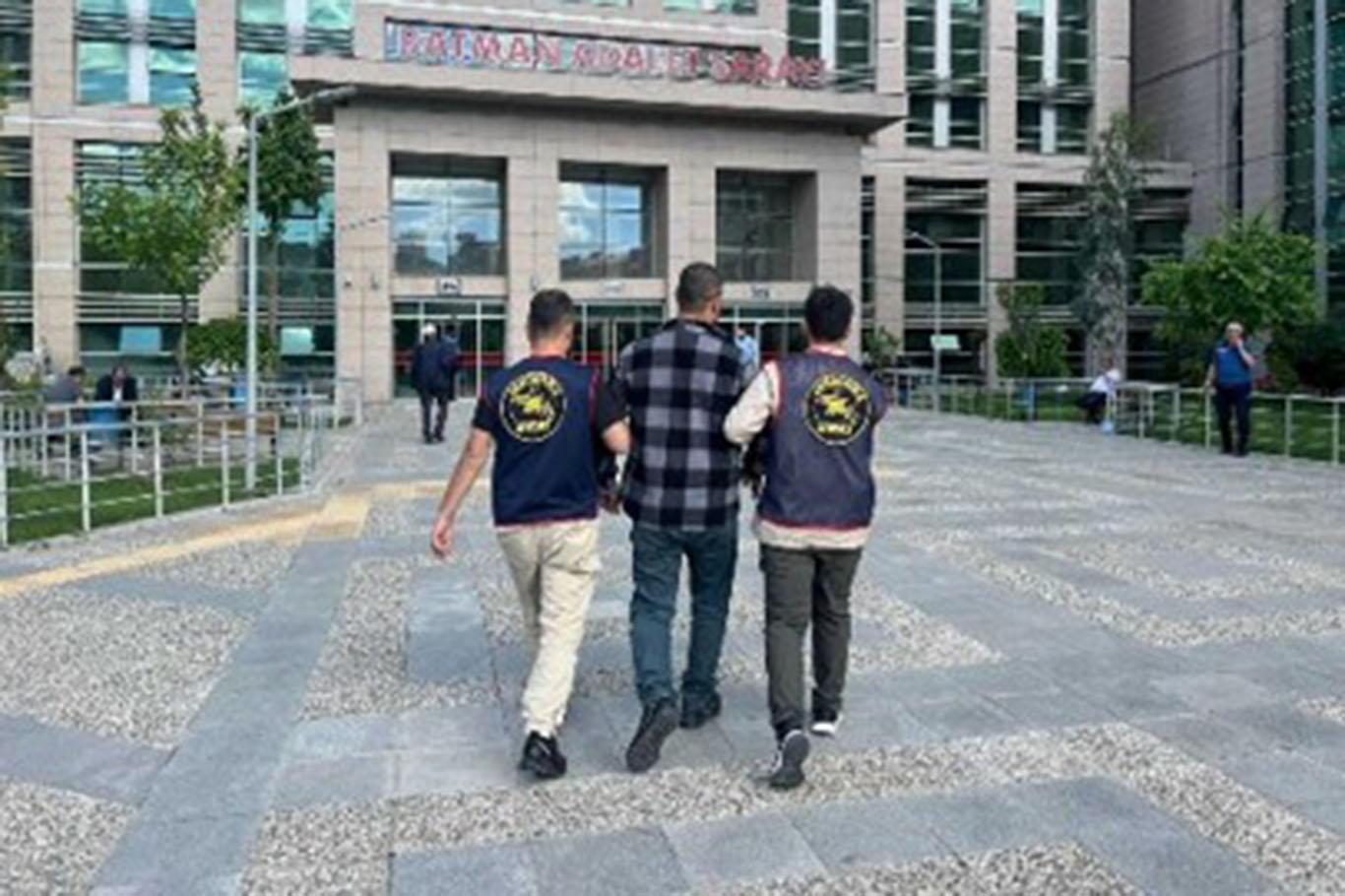 Aranan 3 şahıs yakalandı