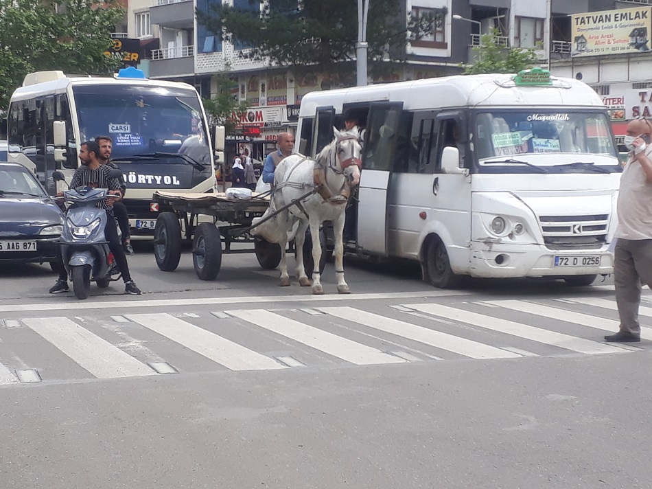 At arabasından nizami hareket!