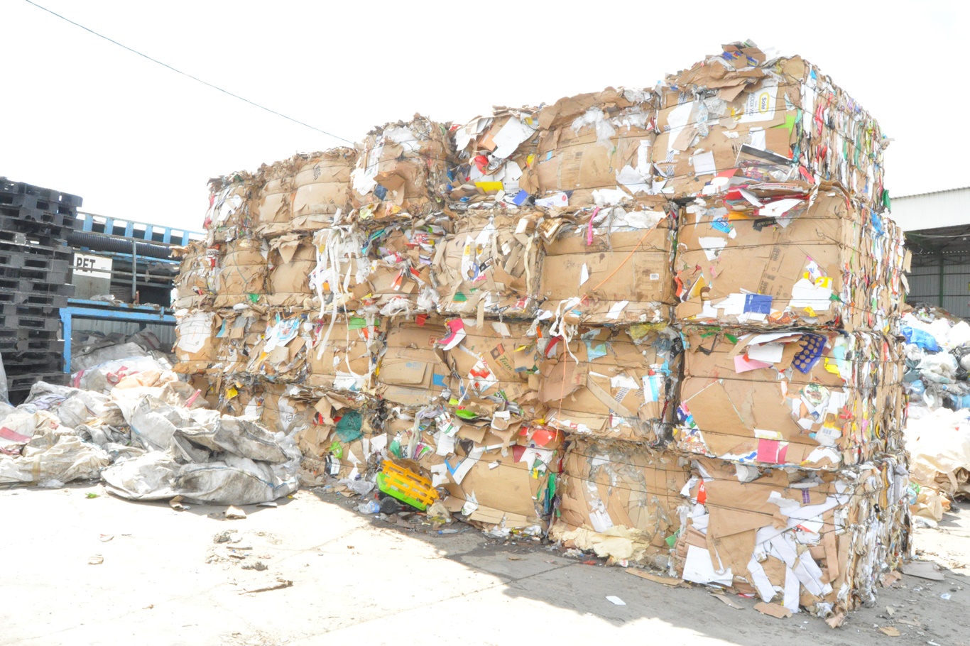 Ayda 600 bin top çöp ekonomiye kazandırılıyor