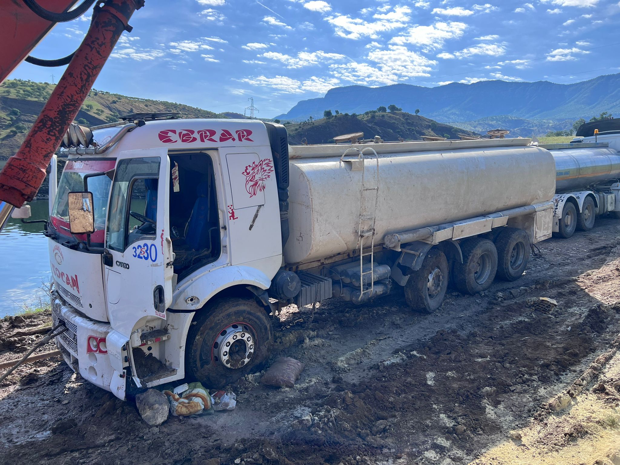 Baraja düşen tanker çıkarıldı
