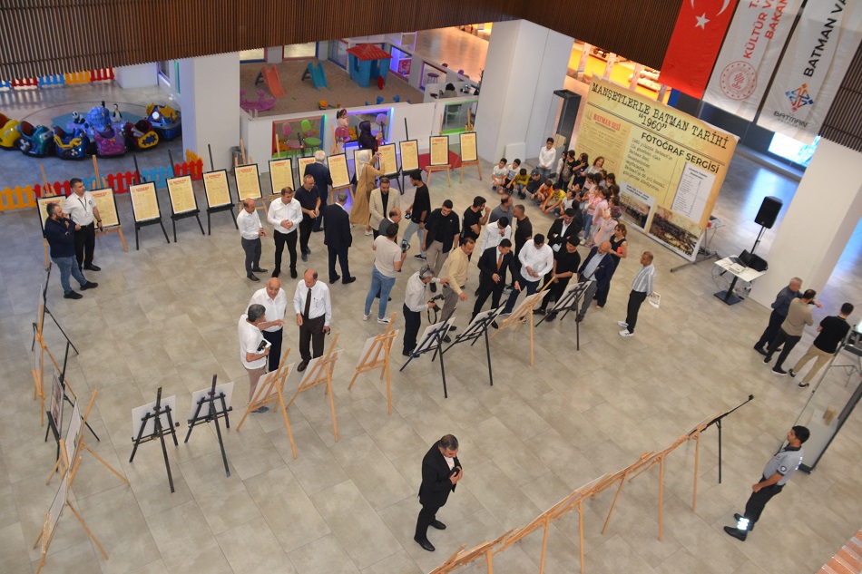 Batman’ın tarihi manşetlerle sergilendi