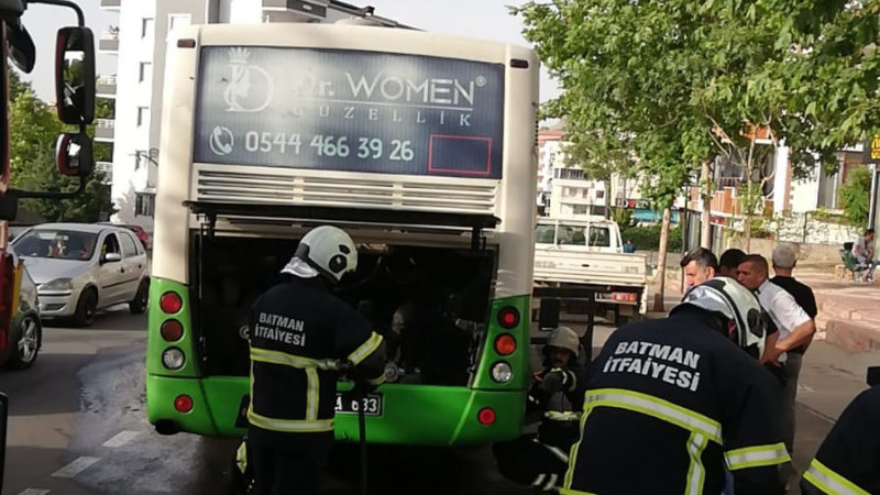 Belediye otobüsü alev aldı