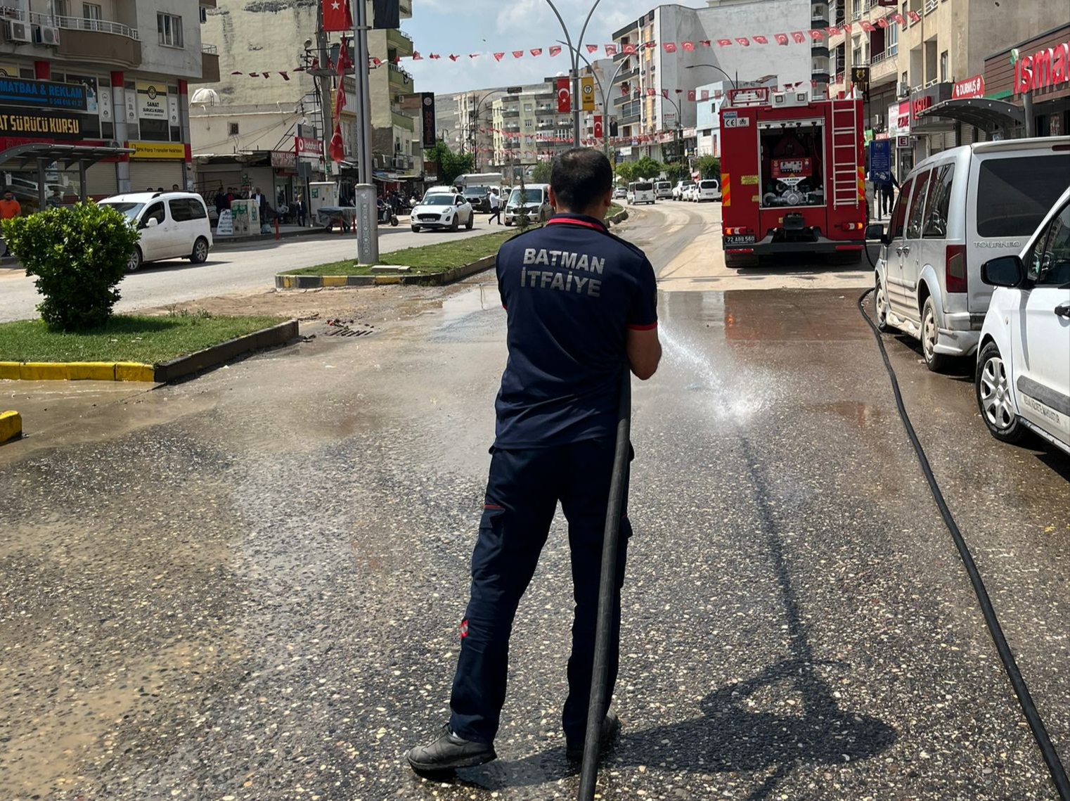 Cizre’deki sel çalışmalarına destek