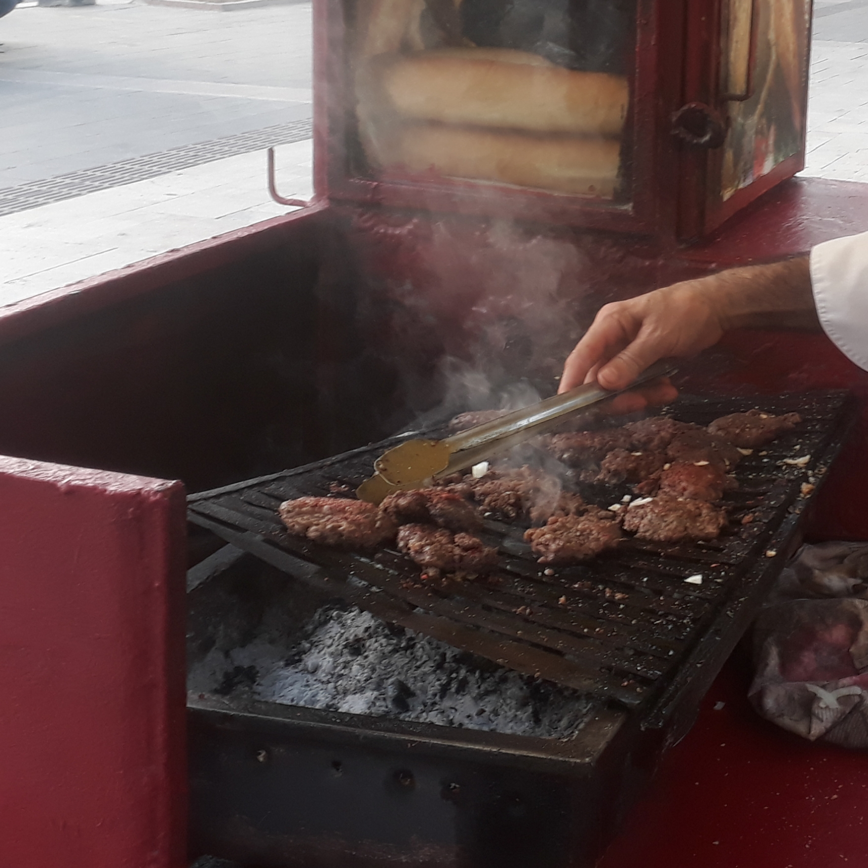 Ekmek arası köfte 100 lira