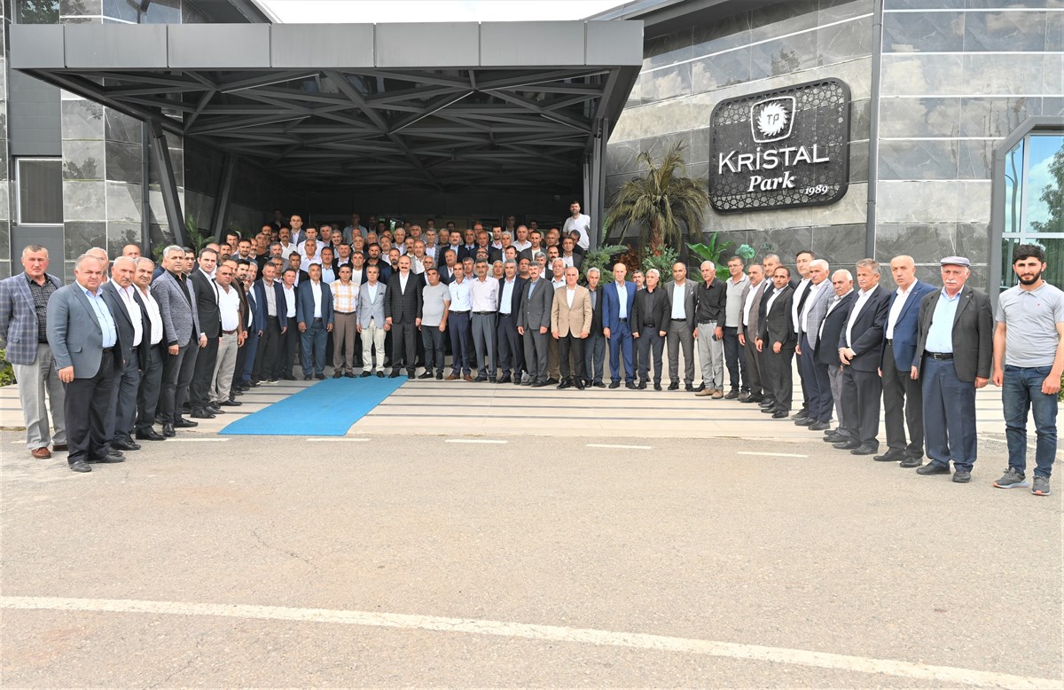 Eski muhtarları yemekte ağırladı