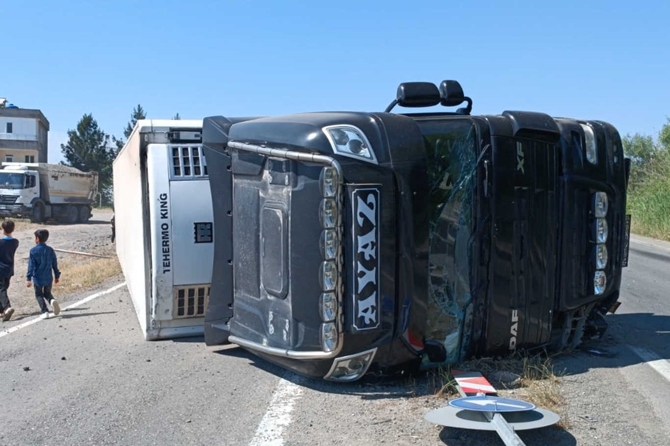 Et yüklü tır devrildi