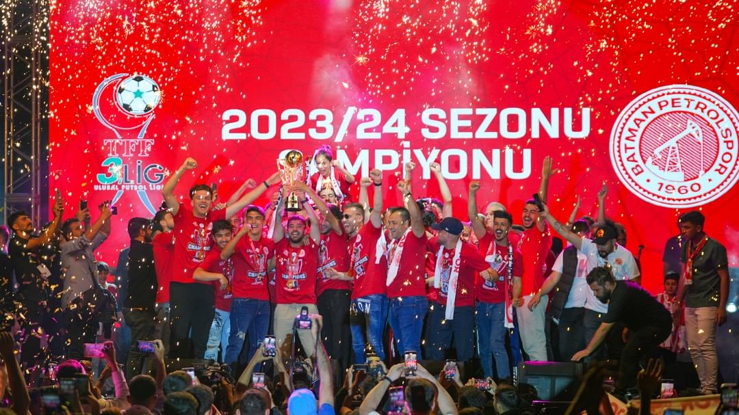 KONSERE BİNLER KATILDI…